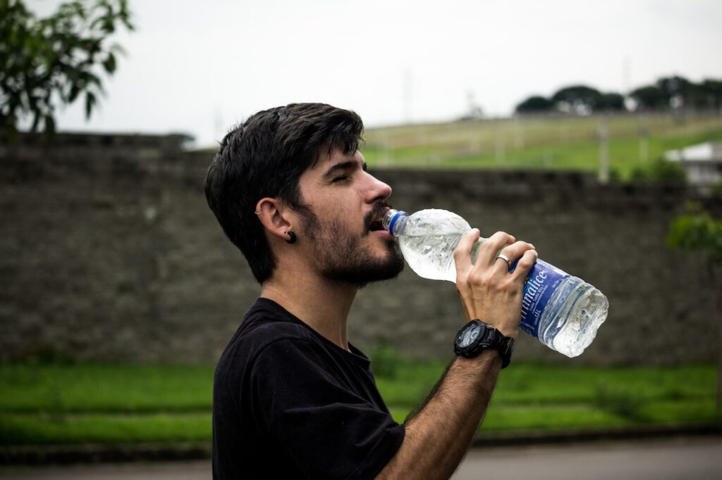 Drinking water to maintain good gut while traveling